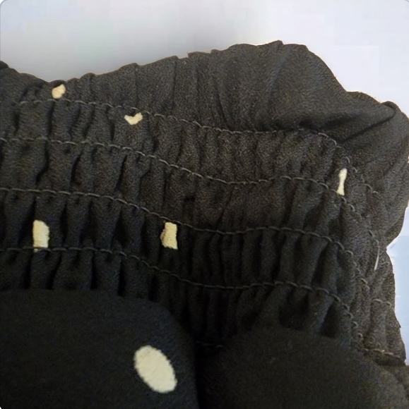 Cute ruffle bottom shorts - Picture 3 of 3